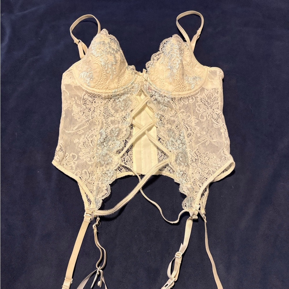 Victoria's Secret Cream Lace Bra with Underwire Support